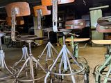 many stools that are sitting in the middle of a room