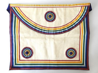 un sac multicolore orné d'un motif arc-en-ciel