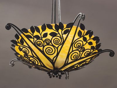 une lampe jaune et noire suspendue à un poteau métallique
