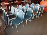 un grand nombre de chaises alignées dans une pièce