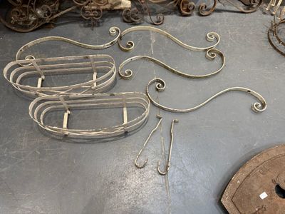 lot : 2 supports de jardinières + 2 supports (sur 4) et 4 co…