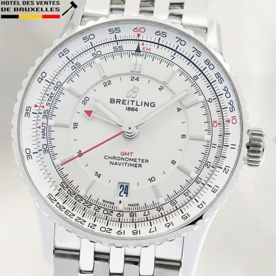 Gros plan sur une montre-bracelet à cadran blanc