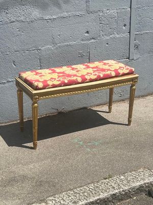 un banc sur lequel est posé un coussin rouge et jaune