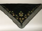 mouchoir brodé de noir et d'or sur fond blanc