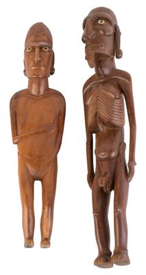 deux figurines en bois représentant un homme et une femme debout l'un à côté de l'autre