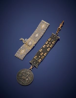 deux bracelets en or et en argent et une pièce de monnaie sur fond bleu