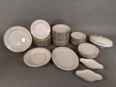 beaucoup d'assiettes et de cuillères posées sur une table