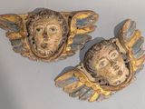 deux statues d'anges sur le mur d'une pièce