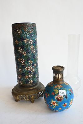 deux vases posés l'un à côté de l'autre sur une table