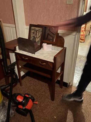 une personne qui traverse une pièce où se trouvent un bureau et une chaise