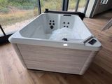 un grand jacuzzi trônant au milieu d'une pièce