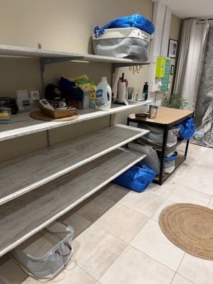 une étagère vide au milieu d'une pièce