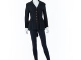 Le mannequin porte un costume noir et un pantalon noir.
