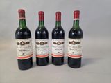 trois bouteilles de vin rouge sont alignées sur une table