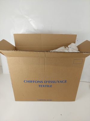 une boîte en carton posée sur une table