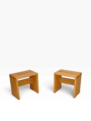une paire de petits tabourets en bois sur fond blanc