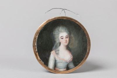 un portrait miniature représentant une femme en robe bleue