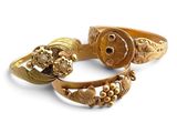 paire de bagues en or ornées de fleurs et de feuilles sur fond blanc