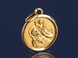 une photo d'une médaille d'or sur laquelle figure une image de la Vierge à l'Enfant