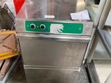 une photo d'un lave-vaisselle en acier inoxydable posé sur un plan de travail