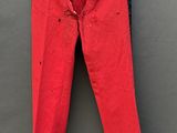 un pantalon rouge suspendu à une corde à linge