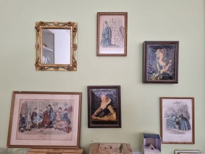 de nombreuses photos encadrées sur le mur de cette pièce