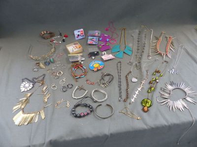 plusieurs types de bijoux sur une table