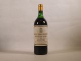une bouteille de vin posée sur une table