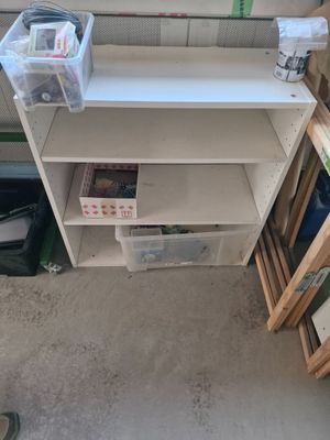 Petite étagère en mélaminé blanc à quatre niveaux