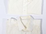 une chemise blanche et une autre chemise blanche, l'une à côté de l'autre