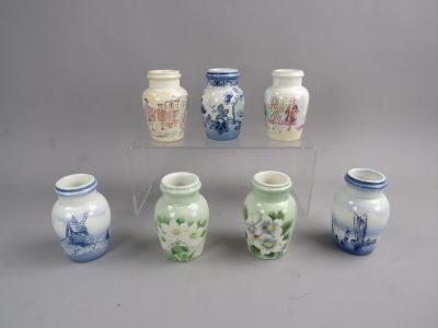 six vases aux motifs variés posés sur une table