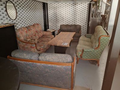 SUR DÉSIGNATION Ensemble de mobilier de réception comprenant…