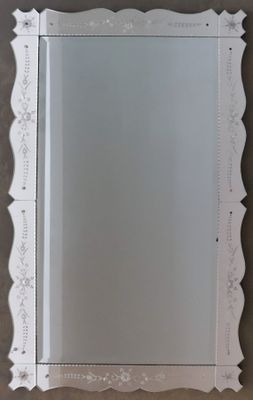 Miroir rectangulaire en verre gravé à décor de fleurettes.