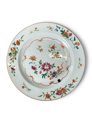 une assiette ornée d'un motif floral sur une surface blanche