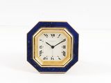 une horloge bleue et dorée avec des chiffres romains