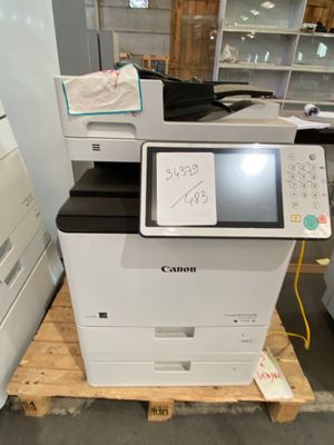 une imprimante posée sur une palette dans une pièce