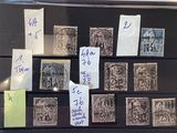 de nombreux timbres différents exposés dans une vitrine