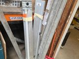 un tas de poteaux métalliques et de cartons dans un garage