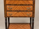 une petite table en bois sur laquelle se trouvent trois tiroirs