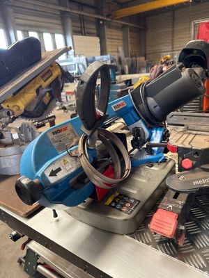 a picture of a table saw in a workshop