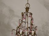 un lustre suspendu au plafond d'une pièce