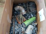 une boîte en carton remplie d'objets métalliques divers