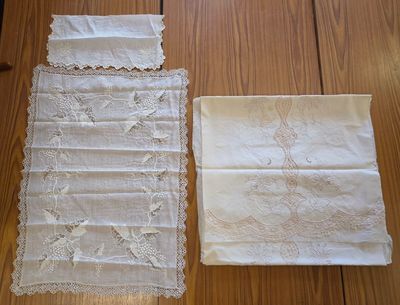 529 / CH-C8 / Lot composé d'une nappe ronde ajourée et …