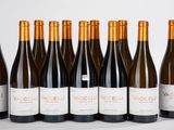 six bouteilles de vin sont alignées dans une rangée