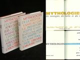 trois livres sont empilés sur une table
