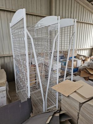 une grande cage métallique contenant tout un tas de cartons