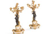 paire de candélabres anciens en bronze et marbre, ornés de figurines