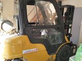 un chariot élévateur jaune garé dans un garage