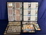 de nombreux timbres exposés sur une table bleue