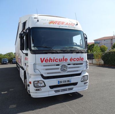 un camion blanc garé dans un parking